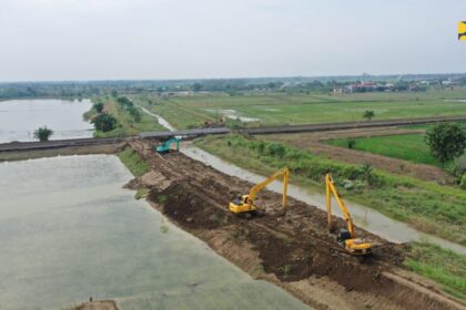Kementerian Pekerjaan Umum perbaiki tanggul jebol di Kali Buangan 1, hilir Sungai Renggong di Desa Rowosari dan Desa Mangunsari, Kecamatan Gubug, Kabupaten Grobogan. Foto: Kementerian PU