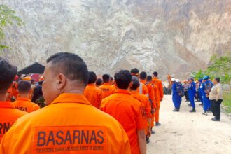 Tim SAR gabungan melaksanakan briefing dan evaluasi operasi pencarian korban longsor tambang galian C Gunung Kuda, Kabupaten Cirebon, Jawa Barat, Kamis (5/6/2025). Foto: BPBD Provinsi Jawa Barat
