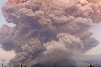 Kolom abu vulkanik membumbung tinggi ke angkasa dari erupsi Gunungapi Lewotobi Laki-Laki, Kabupaten Flores Timur, Nusa Tenggara Timur, pada Selasa (17/6/2025) sore. Foto: Tangkapan layar sumber BPBD Kabupaten Flores Timur