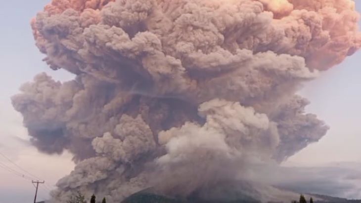 Kolom abu vulkanik membumbung tinggi ke angkasa dari erupsi Gunungapi Lewotobi Laki-Laki, Kabupaten Flores Timur, Nusa Tenggara Timur, pada Selasa (17/6/2025) sore. Foto: Tangkapan layar sumber BPBD Kabupaten Flores Timur