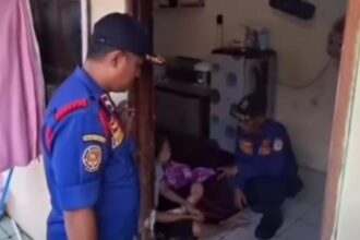 Nahas D menjadi korban KDRT di Bekasi hampir bunuh diri karena frustrasi laporan tak diproses polisi, akhirnya mengadu ke petugas Damkar. Foto: Tangkap layar IG @infobekasi.coo