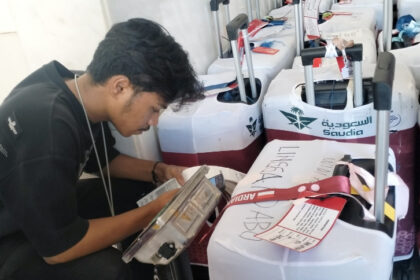 Penimbangan koper bagasi jemaah haji. Foto: Kemenag