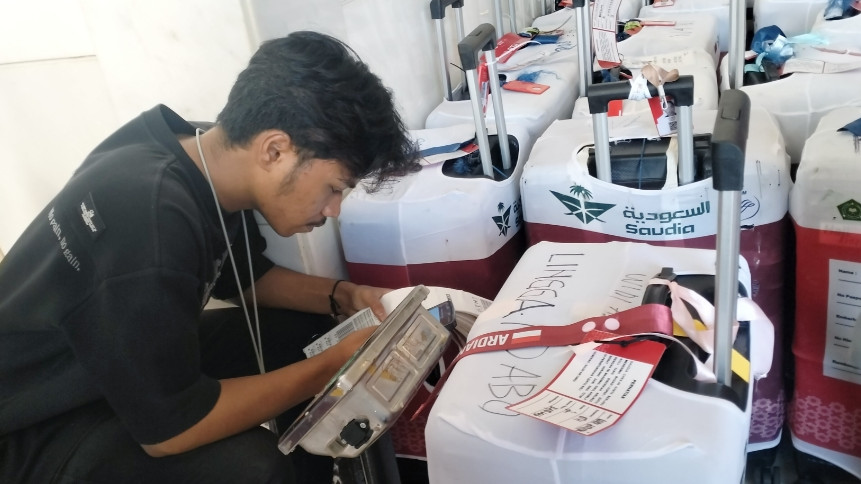 Penimbangan koper bagasi jemaah haji. Foto: Kemenag