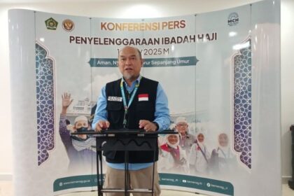Kabid PPIH Arab Saudi, dr. Mohammad Imran, MKM, saat konferensi pers di Media Center Haji (MCH) Daerah Kerja Makkah. Foto: Kemenag