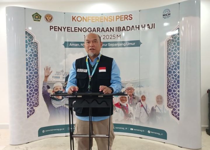 Kabid PPIH Arab Saudi, dr. Mohammad Imran, MKM, saat konferensi pers di Media Center Haji (MCH) Daerah Kerja Makkah. Foto: Kemenag