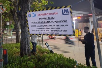 Spanduk pemberitahuan pembangunan saluran penghubung sepanjang 807 meter di Jalan Bekasi Timur Raya, Kelurahan Jatinegara Kaum, Kecamatan Pulo Gadung, bakal dibuat Suku Dinas Sumber Daya Air (Sudin SDA) Jakarta Timur, mulai 18 Juni-23 Oktober 2025, terpasang. Foto: Ist