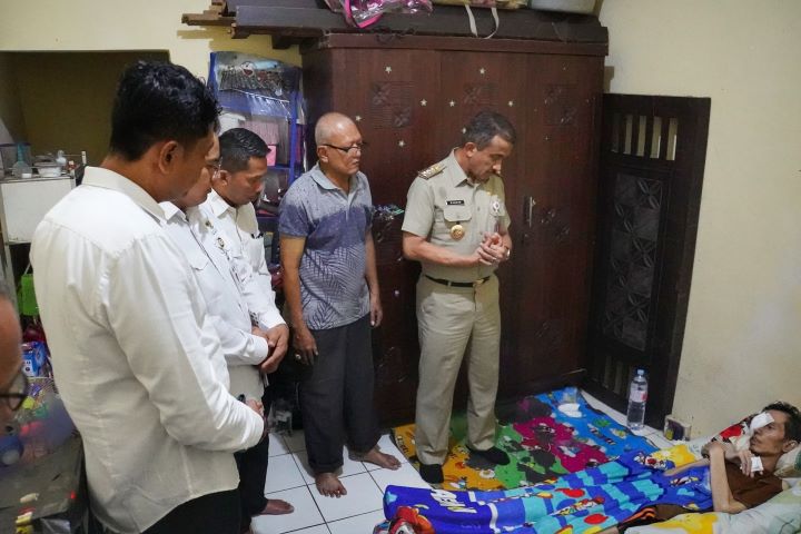 Wali Kota Jakarta Selatan, M Anwar, bersama jajaran Koordinator Wilayah Baznas Bazis Jakarta Selatan, Ahmad Kahfi, Camat Jagakarsa, Santoso, Lurah Cipedak, Fatihien, saat membesuk dan menyerahkan bantuan kepada penderita kanker, Taufan Fauzan, 40, warga RT 003 RW 006, Kelurahan Cipedak, Kecamatan Jagakarsa, Selasa (17/6/2025) sore. Foto: Ist