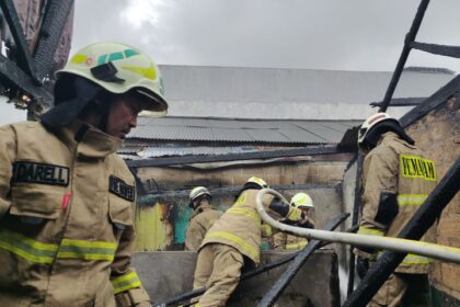 Sejumlah petugas Damkar melakukan pemadaman api di rumah kontrakan milik Sugio di Jalan Herman SP II, RT 01 RW 05, Kelurahan Susukan, Kecamatan Ciracas, Jakarta Timur, Sabtu (28/6/2025) sekitar pukul 15.05 WIB. Foto: Ist