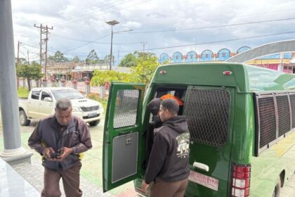 Subsatgas Investigasi bersama Sat Reskrim Polres Yahukimo telah melaksanakan giat penyerahan tersangka dan barang bukti (Tahap II) atas nama Iyoktogi Telenggen alias Upinip Telenggen alias Upinip Kogoya ke Kejaksaan Negeri Jayawijaya, Selasa kemarin. Foto: Polri
