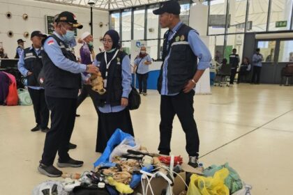 Petugas menyita sejumlah barang bawaan jemaah yang dilarang untuk dimasukkan ke dalam kabin pesawat.