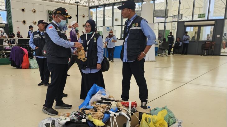 Petugas menyita sejumlah barang bawaan jemaah yang dilarang untuk dimasukkan ke dalam kabin pesawat.