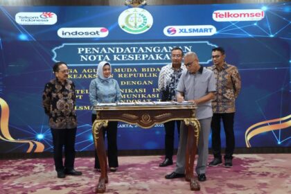 Jaksa Agung Muda Intelijen (JAM-Intel) Reda Manthovani saat melaksanakan penandatanganan Nota Kesepakatan dengan penyedia layanan telekomunikasi terkemuka PT Telekomunikasi Indonesia Tbk, PT Telekomunikasi Selular, PT Indosat Tbk, dan PT Xlsmart Telecom Sejahtera Tbk, pada Selasa (24/6/2025), di Aula Lanta 11 Gedung Utama Kejaksaan Agung, Jakarta. Foto: Puspenkum Kejaksaan Agung