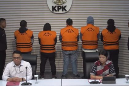 Lima tersangka kasus dugaan korupsi dalam proyek pembangunan jalan di Sumut dihadirkan dalam konferensi pers di Gedung Merah Putih KPK, Sabtu (28/6/2025). Foto: ipol.id