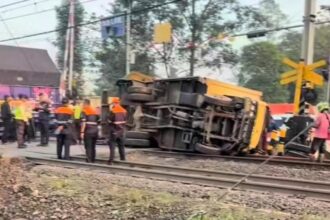 Manager Public Relations KAI Commuter, Leza Arlan, ungkap Penyebab, Kereta Rel Listrik (KRL), menabrak truk di Tangerang