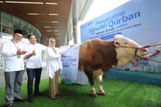 Direktur Utama Telkom Dian Siswarini menyerahkan hewan kurban pada acara Kegiatan seremonial penyerahan hewan kurban di Vertical Garden Telkom Hub pada Kamis (5/6/2025). Foto: Telkom Indonesia