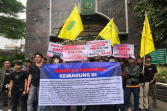 Suasana sekelompok massa menamakan Pengurus Koordinator Cabang (PKC) Pergerakan Mahasiswa Islam Indonesia (PMII) Kalimantan Timur (Kaltim) menggeruduk Gedung Kejaksaan Agung (Kejagung), Kebayoran Baru, Jakarta Selatan, Rabu (25/6/2025) siang. Mereka berorasi minta Kejagung menyelidiki dugaan penyelewengan aset oleh mafia tanah di kawasan Cilandak. Foto: Joesvicar Iqbal/ipol.id