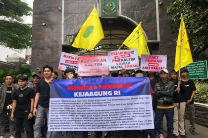 Suasana sekelompok massa menamakan Pengurus Koordinator Cabang (PKC) Pergerakan Mahasiswa Islam Indonesia (PMII) Kalimantan Timur (Kaltim) menggeruduk Gedung Kejaksaan Agung (Kejagung), Kebayoran Baru, Jakarta Selatan, Rabu (25/6/2025) siang. Mereka berorasi minta Kejagung menyelidiki dugaan penyelewengan aset oleh mafia tanah di kawasan Cilandak. Foto: Joesvicar Iqbal/ipol.id
