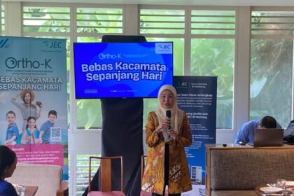 Dokter Spesialis Mata dan Ketua Contact Lens Service JEC Eye Hospitals and Clinics, Tri Rahayu saat memperkenalkan terapi Orthokeratology (Ortho-K) terbukti efektif mengerem pertambahan minus mata pada anak di Jakarta, pada Rabu (18/6/2025). Foto: Ist