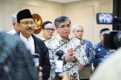 Menteri Ketenagakerjaan, Yassierli, saat menerima kunjungan Menteri Sosial, Saifullah Yusuf di Kantor Kemnaker, Jakarta, Jumat (20/6/2025). Foto: Kemnaker