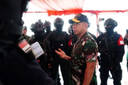 Panglima Jenderal TNI Agus Subiyanto saat bertemu pasukan khusus TNI. Foto: Puspen TNI