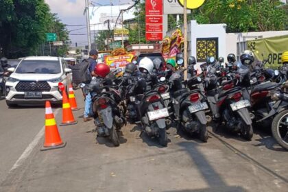Penampakan parkir liar kendaraan bermotor mengokupasi garis sepadan jalan di kawasan Lebak Bulus, Kecamatan Cilandak, Jakarta Selatan, memakan hak pengguna jalan, Selasa (17/6/2025). Foto: Ist