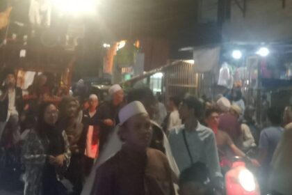 Warga Jakarta Barat begitu antusias dalam mengikuti pawai obor menyambut 1 Muharram 1447 Hijriyah.(Foto Sofian/ipol.id)