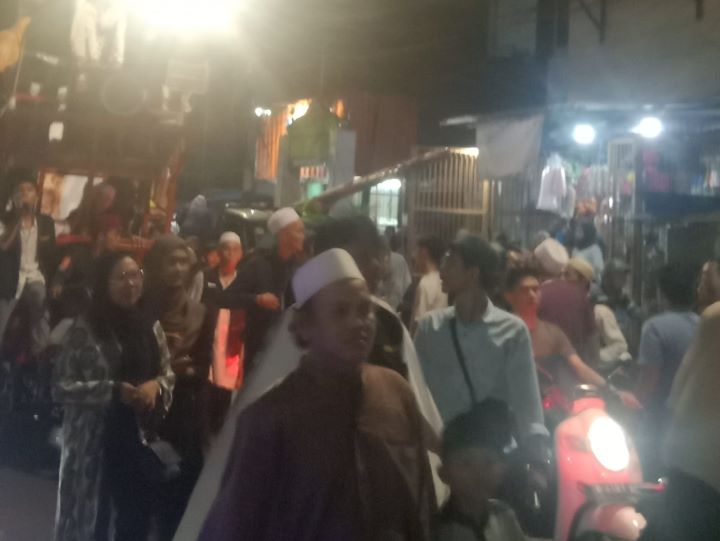 Warga Jakarta Barat begitu antusias dalam mengikuti pawai obor menyambut 1 Muharram 1447 Hijriyah.(Foto Sofian/ipol.id)
