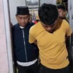 Polisi saat menangkap SJ pelaku pembunuhan disertai mutilasi di Padang Pariaman, Sumbar, Kamis (19/6/2025). (FOTO: ist)