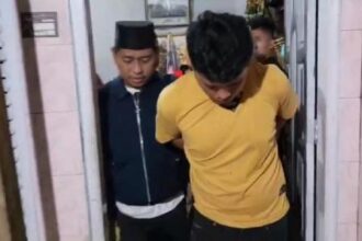 Polisi saat menangkap SJ pelaku pembunuhan disertai mutilasi di Padang Pariaman, Sumbar, Kamis (19/6/2025). (FOTO: ist)