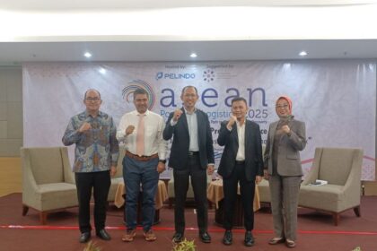 (Ki-ka) Deputy Chairman Membership Development ABUPI, Muhammad Willy, Conference Director Transport Event, Ajay Haridas, President CILT Indonesia, Iman Gandi, Group Head Business Development and Strategic Alliances Pelindo, Bobby Hardian, dan Chairperson Wilat Indonesia, Nurmaria Sarosa, usai Focus Group Discussion (FGD) ASEAN Port and Logistics 2025, bertemakan Memperkuat Konektivitas ASEAN melalui Transformasi Pelabuhan dan Logistik di salah satu hotel di Kelapa Gading, Jakarta, Rabu (18/6/2025). Foto: Joesvicar Iqbal/ipol.id