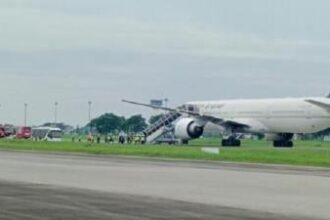 Pesawat Saudi Arabia Airlines dengan nomor penerbangan SVA5276 rute Jeddah-Cengkareng, mendarat darurat di Bandara Internasional Kualanamu, Deliserdang. (Foto: Istimewa).