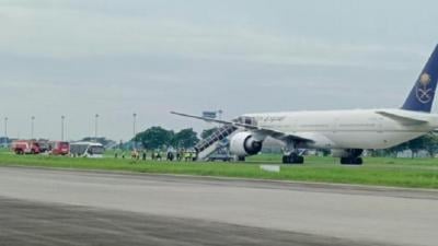Pesawat Saudi Arabia Airlines dengan nomor penerbangan SVA5276 rute Jeddah-Cengkareng, mendarat darurat di Bandara Internasional Kualanamu, Deliserdang. (Foto: Istimewa).