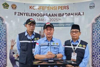 Direktur Jenderal Penyelenggaraan Haji dan Umrah Kemenag Hilman Latief saat menyampaikan keterangan pers di Makkah, Ahad (1/06/2025). Foto: kemenag.go.id