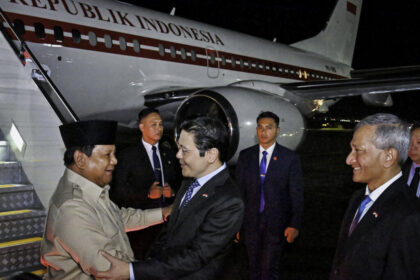 Presiden Prabowo Subianto tiba di Singapura disambut PM Lawrence Wong, Minggu (15/6/2025). Foto: BPMI Setpres