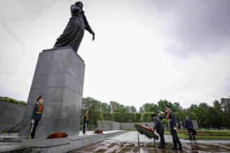 Presiden Prabowo Subianto melakukan upacara penghormatan dan peletakan karangan bunga di Piskarovskoye Memorial Cemetery, St. Petersburg, pada Kamis (19/6/2025). Foto: BPMI Setpres