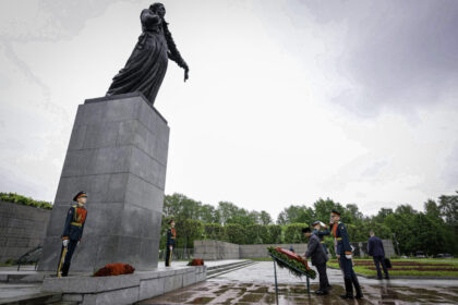 Presiden Prabowo Subianto melakukan upacara penghormatan dan peletakan karangan bunga di Piskarovskoye Memorial Cemetery, St. Petersburg, pada Kamis (19/6/2025). Foto: BPMI Setpres