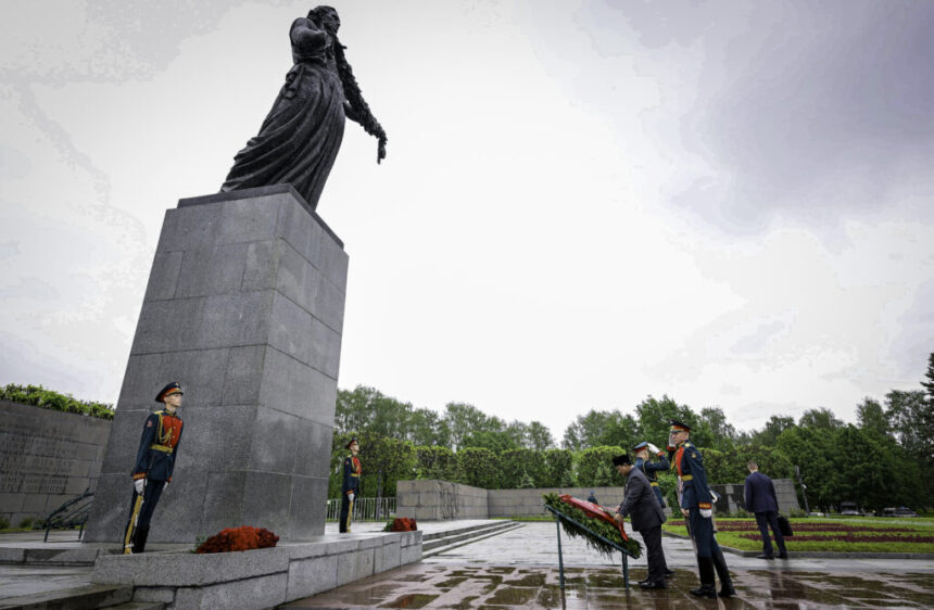 Presiden Prabowo Subianto melakukan upacara penghormatan dan peletakan karangan bunga di Piskarovskoye Memorial Cemetery, St. Petersburg, pada Kamis (19/6/2025). Foto: BPMI Setpres