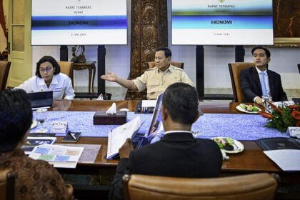 Presiden Prabowo Subianto memimpin rapat terbatas bersama sejumlah jajaran Menteri Kabinet Merah Putih di Istana Merdeka, Jakarta, Senin (2/6/2025). Foto: BPMI Setpres
