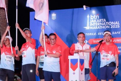 Gubernur DKI Jakarta, Pramono Anung dengan melakukan flag off di Silang Barat Laut Monumen Nasional, Jakarta Pusat, Minggu (29/6/2025). Foto: Pemprov DKI Jakarta