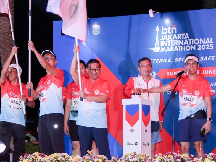Gubernur DKI Jakarta, Pramono Anung dengan melakukan flag off di Silang Barat Laut Monumen Nasional, Jakarta Pusat, Minggu (29/6/2025). Foto: Pemprov DKI Jakarta