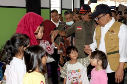 Setelah meninjau lokasi bencana tanah bergerak di Kampung Cigintung, Desa Pasirmunjul, rombongan Kepala BNPB Suharyanto dan Menko PMK Pratikno mengunjungi warga terdampak di posko pengungsian di Kantor Desa Pasirmunjul dan menyerahkan bantuan dukungan logistik juga permakanan bagi warga terdampak, Kamis (19/6/2025). Foto: Ist
