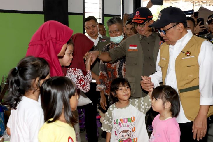 Setelah meninjau lokasi bencana tanah bergerak di Kampung Cigintung, Desa Pasirmunjul, rombongan Kepala BNPB Suharyanto dan Menko PMK Pratikno mengunjungi warga terdampak di posko pengungsian di Kantor Desa Pasirmunjul dan menyerahkan bantuan dukungan logistik juga permakanan bagi warga terdampak, Kamis (19/6/2025). Foto: Ist