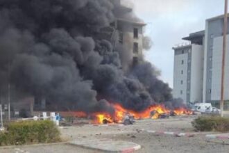 Rudal Iran menghantam kawasan strategis di selatan Israel, tepatnya di kota Beersheba. Ledakan terjadi di dekat kantor Microsoft dan fasilitas militer milik Israel. (Foto: X)