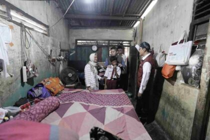 Tampak rumah Galih, calon siswa Sekolah Rakyat, yang masuk kategori desil 1 dalam Data Terpadu Sosial Ekonomi Nasional (DTSEN), Minggu (29/6/2025). Foto: Kemensos