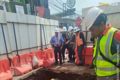 Proses perbaikan pipa yang dilakukan PAM Jaya.(Foto istimewa)