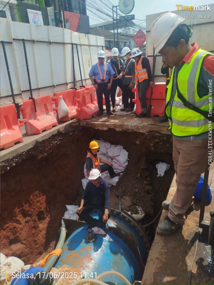 Proses perbaikan pipa yang dilakukan PAM Jaya.(Foto istimewa)