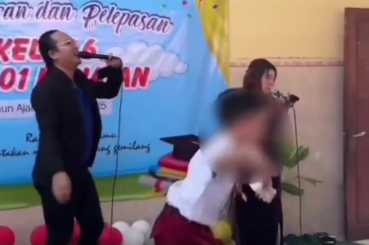 Siswa SD di Tulungagung berjoget dan nyawer biduan saat acara perpisahan kelas 6 didalam kelas. Foto: Tangkap layar X @kangmanto123