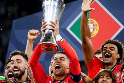 Kapten Timnas Portugal Cristiano Ronaldo mengangkat trofi UEFA Nations League. Foto: Instagram @cristiano
