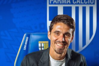 Carlos Cuesta latih Parma. Foto: Instagram @parmacalcio1913