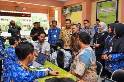Wamendikdasmen, Fajar Riza Ul Haq, melakukan kunjungan kerja ke Kota Semarang untuk memantau langsung pelaksanaan Sistem Penerimaan Murid Baru (SPMB) tahun ajaran 2025/2026. Foto: Kemendikdasmen